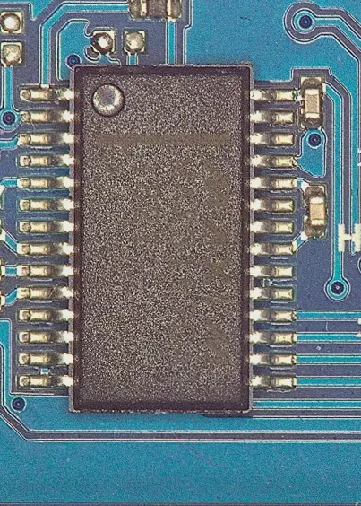 Zbliżenie układu scalonego oglądanego pod mikroskopem cyfrowym Omni 3