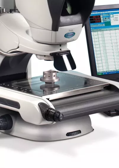 Mikroskop pomiarowy Hawk z&nbsp;monitorem i&nbsp;stolikiem pomiarowym do kontroli wymiarowej detali