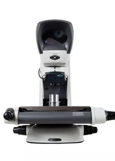 Czołowy widok mikroskopu pomiarowego Hawk z&nbsp;dużym polem roboczym na stoliku