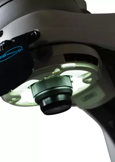 Zbliżenie obiektywu mikroskopu pomiarowego Hawk z&nbsp;pierścieniowym oświetleniem LED