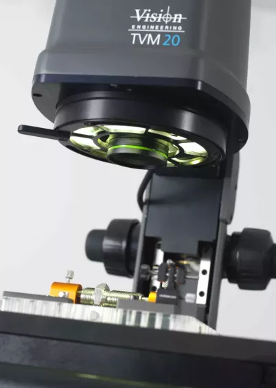 Zbliżenie na układ optyczny i&nbsp;telecentryczne oświetlenie mikroskopu pomiarowego TVM20