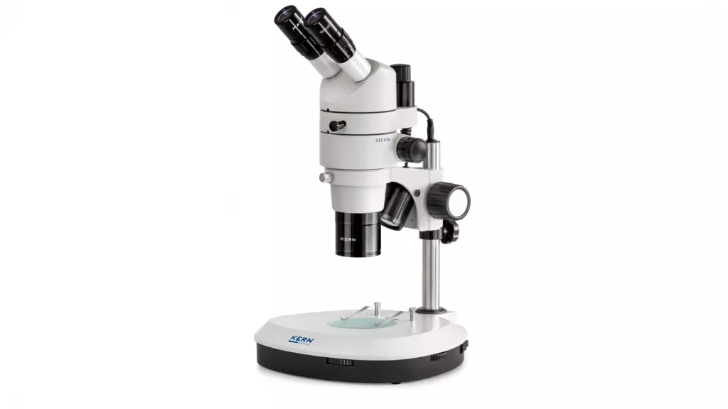 Mikroskop stereoskopowy dwuokularowy Kern OZS-5 – widok z&nbsp;przodu (OZS 574)