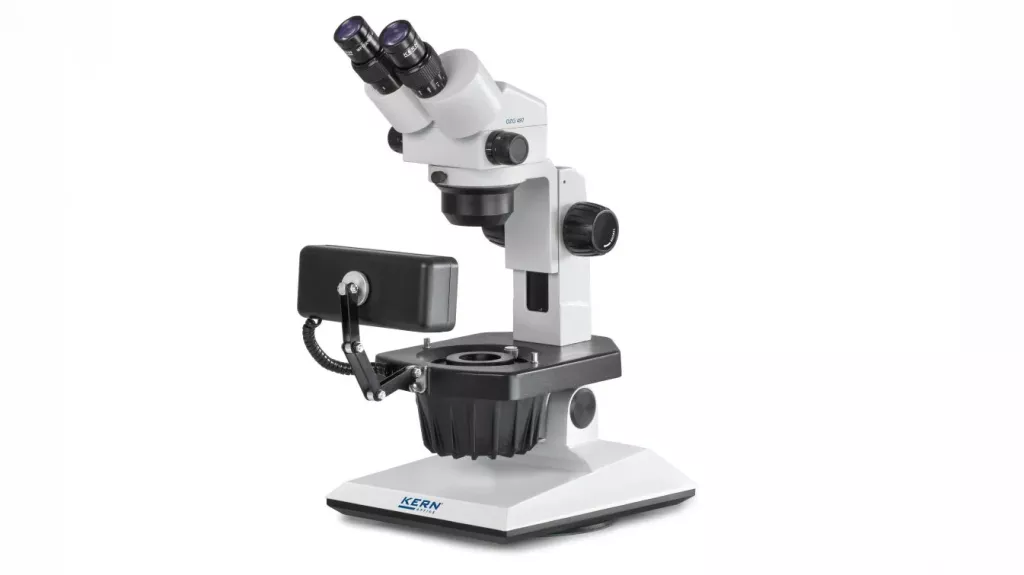 Mikroskop stereoskopowy KERN OZG 493 do gemmologii – widok prawy przód