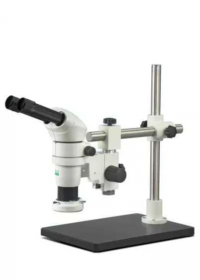 Mikroskop stereoskopowy SX80 zamontowany na statywie ramieniowym do pracy z&nbsp;dużymi lub nieregularnymi przedmiotami