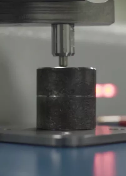 Proces przygotowania próbki metalu w&nbsp;spektrometrze MiniLab 150