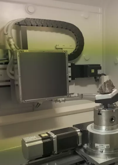 Przekrój wewnętrzny skały uzyskany tomografią rentgenowską 3D