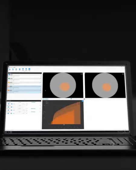 Interfejs oprogramowania WickView z&nbsp;wykresami kierunku, prędkości i&nbsp;powierzchni zwilżenia na laptopie