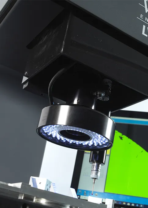 Optyczny system pomiarowy LVC 200 Vision Engineering z&nbsp;podświetleniem stołu pomiarowego i&nbsp;metalowymi detalami