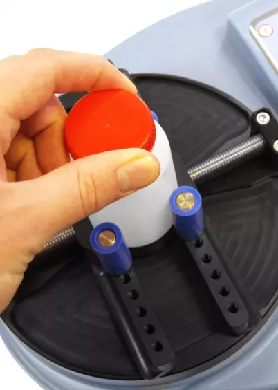 Pomiar momentu zakręcania zakrętki na butelce testerem Orbis