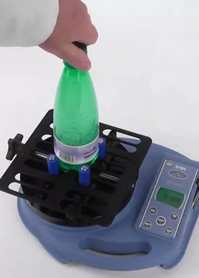 Tester momentu zakrętek Orbis – pomiar na butelce napoju