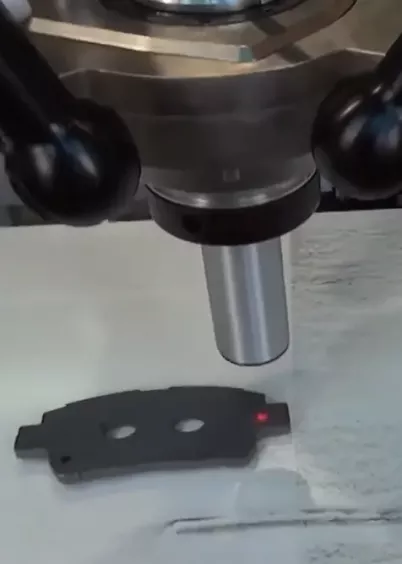 Głowica pomiarowa PaintChecker Industrial OptiSense wykonuje pomiar grubości powłoki na detalu