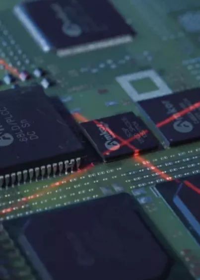 Układ scalony Amkor poddawany inspekcji optycznej i&nbsp;laserowej w&nbsp;Phoenix Nanomex Neo