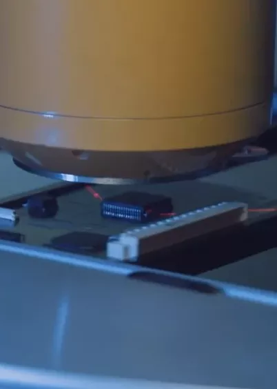 Głowica Phoenix Nanomex Neo podczas szczegółowej inspekcji płytek PCB