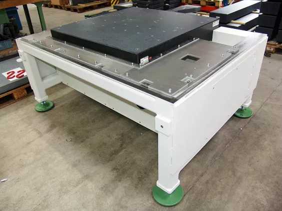 Stół ze stojakiem i&nbsp;płytą pomiarową — przykład kompletnego stanowiska Planolith