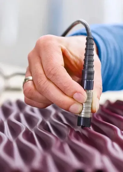 Pomiar grubości powłoki na powierzchni o&nbsp;strukturze 3D przy użyciu sondy zewnętrznej