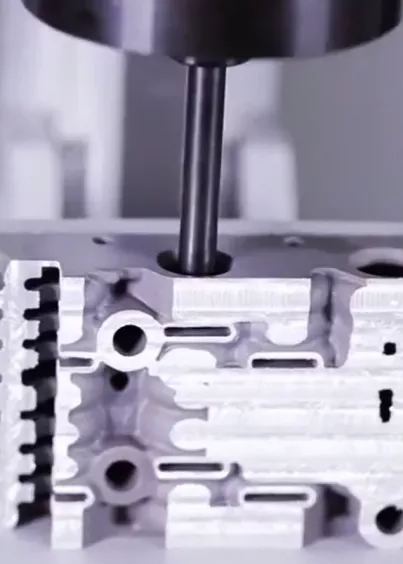 Głowica pomiarowa Gageline SG100 w&nbsp;trakcie pomiaru wewnętrznego otworu aluminiowego korpusu