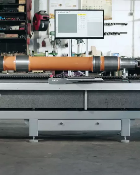 Premion A, automatyczne urządzenie do pomiaru wałów i osi – stanowisko z mierzonym wałem