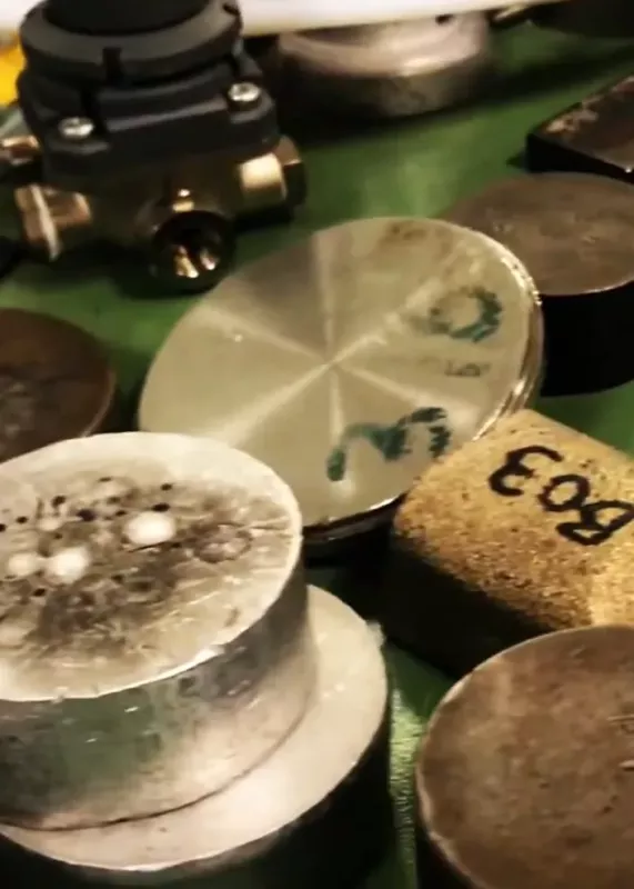 Przygotowane próbki metali do badań składu chemicznego metodą spektrometrii emisyjnej  Spektrometr Metal Lab Plus -&nbsp;Sp…