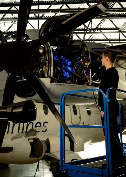 Inżynier wykonujący kontrolę jakości silnika lotniczego za pomocą ręcznego skanera 3D MetraSCAN BLACK i&nbsp;optycznego trackera