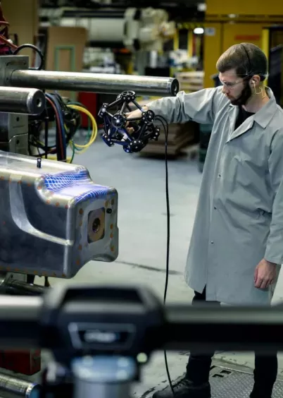 Operator skanuje dużą formę przemysłową laserowym skanerem 3D MetraSCAN BLACK w&nbsp;warunkach produkcyjnych