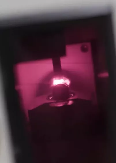 Komora pomiarowa RotrOil GNR podczas analizy oleju – widoczna plazma