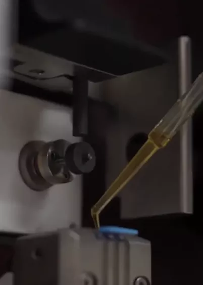 Nanoszenie próbki oleju pipetą w&nbsp;spektrometrze RotrOil GNR