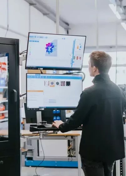 Operator obsługuje stanowisko pomiarów 3D FocusX na hali produkcyjnej (shopfloor)