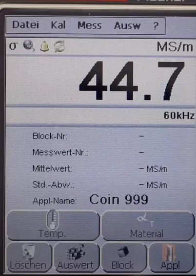 Urządzenie Fischer Sigmascope mierzące przewodność złotej monety