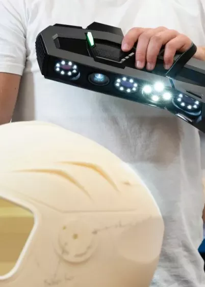 Student skanuje prototyp kasku skanerem Creaform Go!SCAN 3D