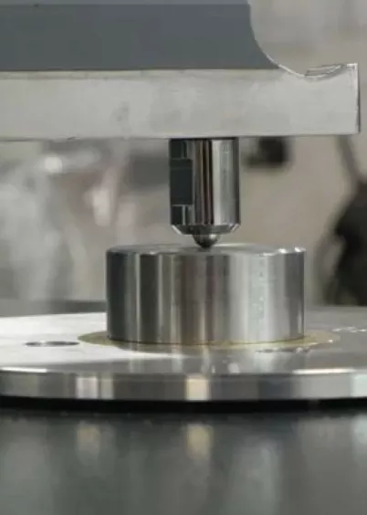 Zbliżenie na pomiar iskrowy (OES) próbki metalu w&nbsp;spektrometrze Atlantis