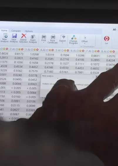 Ekran oprogramowania spektrometru Atlantis z&nbsp;wynikami analizy składu chemicznego