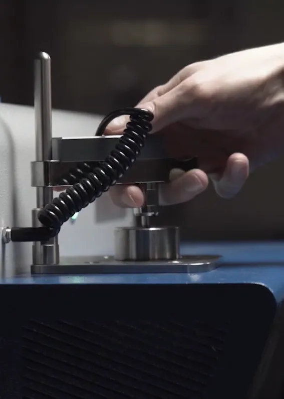 Stolik iskrowy spektrometru MiniLab 300 GNR – ustawienie próbki do analizy OES