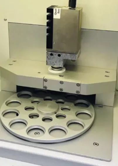 Wnętrze spektrometru TXRF GNR Horizon z&nbsp;podajnikiem próbek