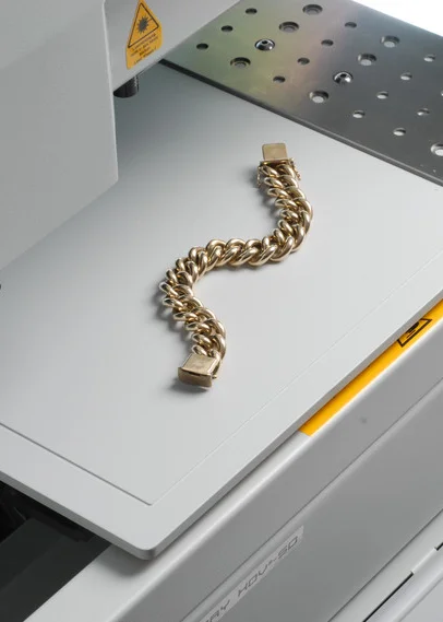 Spektrometr XRF GOLDSCOPE SD Pro podczas analizy składu złotego łańcuszka