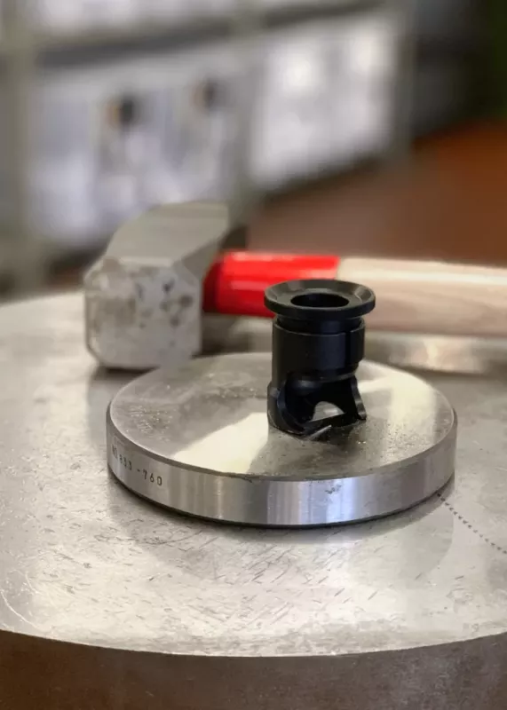 Wersja STE B z&nbsp;uchwytem do dużych części – przenośny twardościomierz Brinella