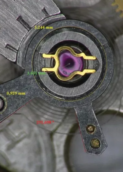 Mikroskop pomiarowy Swift PRO Edge mierzący części mechanizmu zegarka