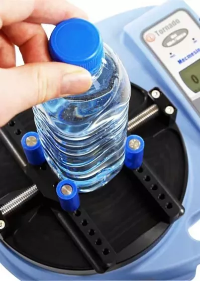 Tester momentu Tornado Mecmesin podczas pomiaru momentu odkręcania zakrętki na butelce