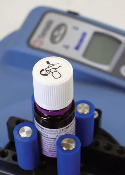 Zbliżenie na pomiar momentu odkręcania zakrętki na testerze momentu Tornado Mecmesin