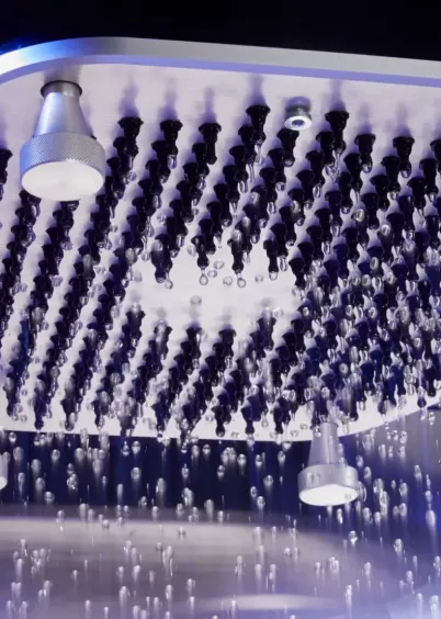 Zbliżenie na zraszacz TruRain z&nbsp;304 dyszami do testu Bundesmann