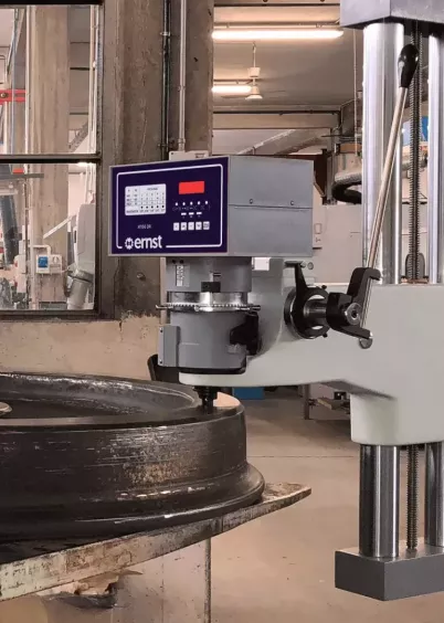 Stacjonarny twardościomierz AT130D Ernst podczas pomiaru twardości dużego detalu