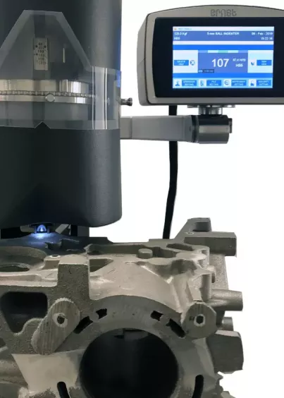 Pomiar twardości elementu zębatego w&nbsp;twardościomierzu automatycznym AT350 Ernst