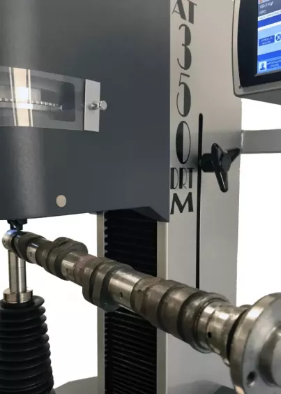 Pomiar twardości na elemencie cylindrycznym w&nbsp;twardościomierzu AT350 Ernst