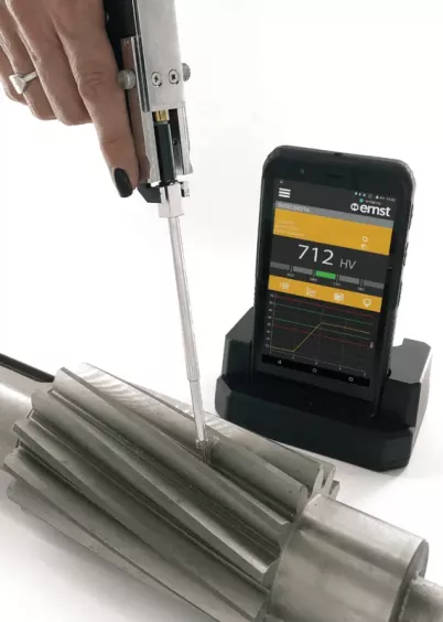 Pomiar twardości metalu twardościomierzem Ernst e-handy na elemencie zębatym