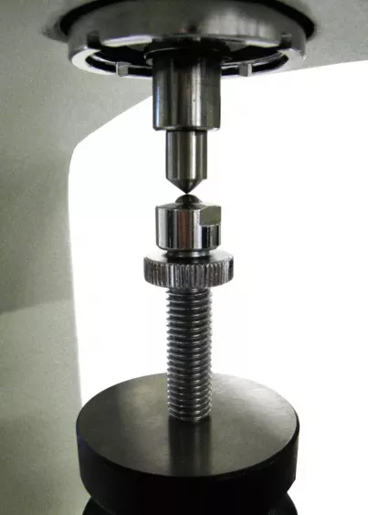 Pomiar twardości nakrętki w&nbsp;twardościomierzu Rockwella Ernst NR3 DR