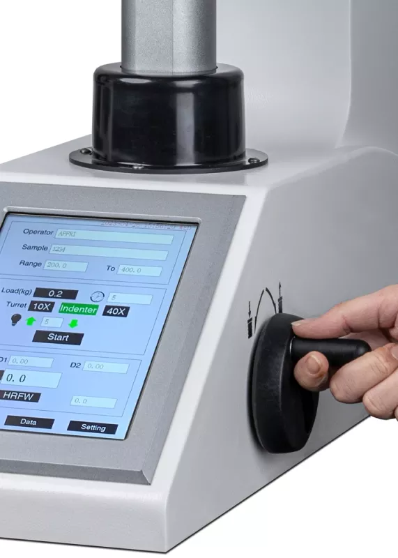 Pokrętło ręczne i&nbsp;ekran sterowania twardościomierza Vickersa ATI DM2 – zbliżenie