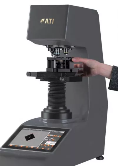 Ręczna regulacja stolika w&nbsp;twardościomierzu Vickersa ATI V Auto podczas ustawiania próbki