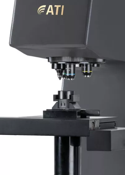 Zbliżenie na stolik pomiarowy i&nbsp;obiektywy twardościomierza Vickersa ATI V Auto