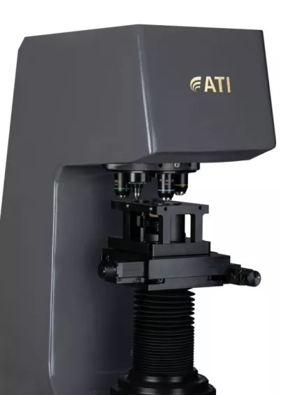 Automatyczny twardościomierz Vickersa ATI V Auto – widok boczny konstrukcji