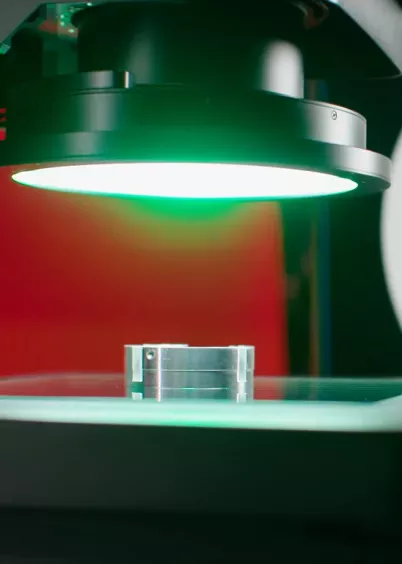 Podświetlany detal podczas pomiaru w&nbsp;optycznej maszynie pomiarowej Baty Venture FV2020