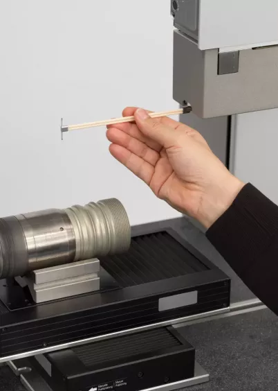 Użytkownik wymienia ramię pomiarowe w&nbsp;przyrządzie Waveline Nanoscan